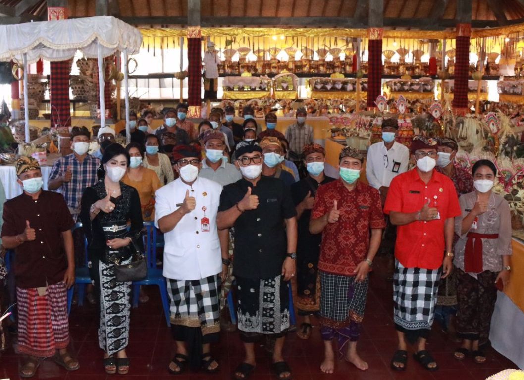 podiumnews.com-Sanjaya Apresiasi Semangat Gotong Royong Warga Desa Adat